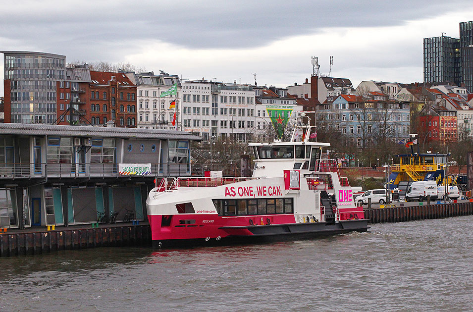 Das HADAG Schiff Neuland am HADAG Betriebsanleger am Fischmarkt