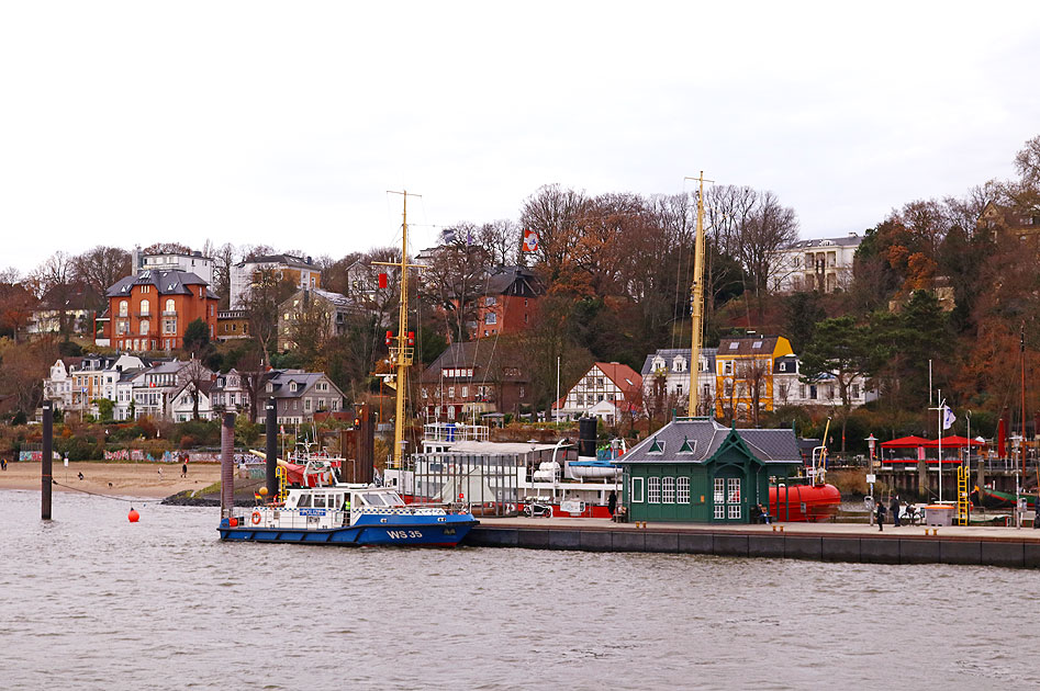 Das WS 35 der Wasserschutzpolizei in Hamburg am Anleger Neumühlen
