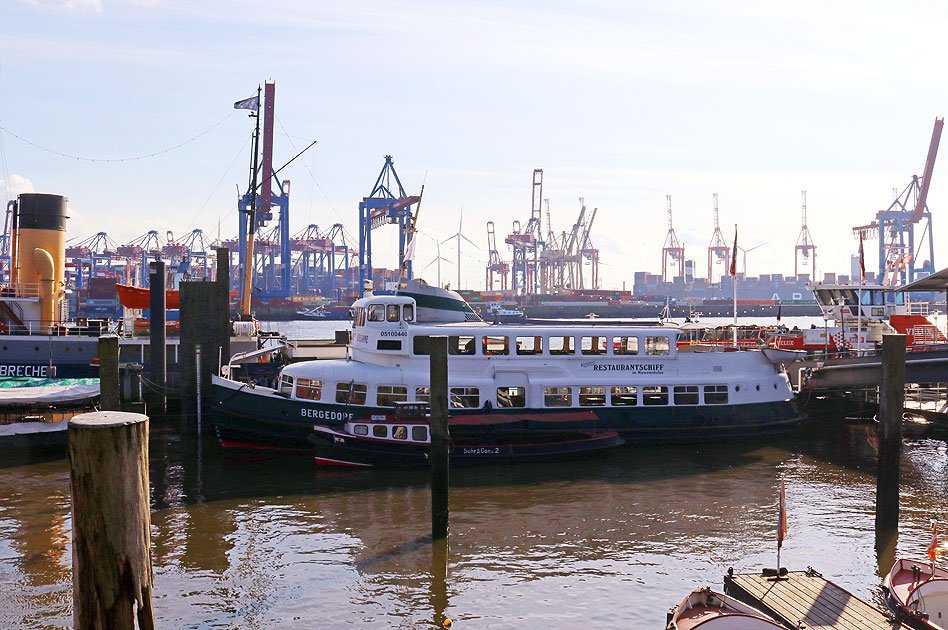 Das ehemalige HADAG Schiff Bergedorf im Museumshafen &Ouml;velg&ouml;nne