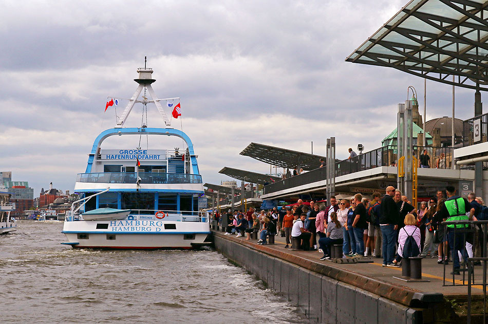 Sommer an den St. Pauli Landungsbrücken in Hamburg