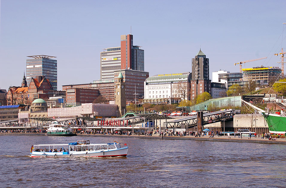 Die Barkasse Otto Abicht vor den St. Pauli Landungsbrücken in Hamburg auf der Elbe