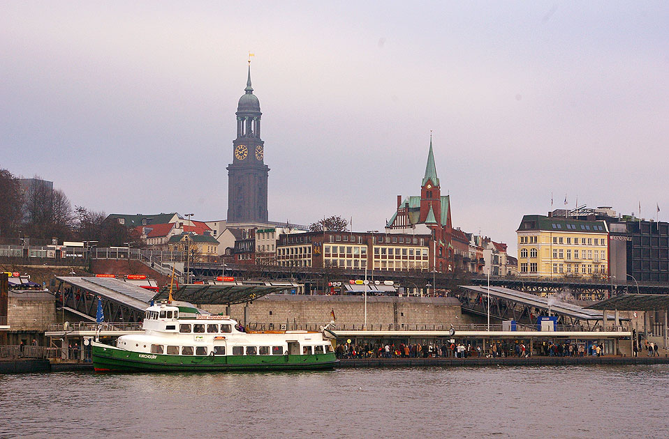 Das HADAG Schiff Kirchdorf vor dem Michel