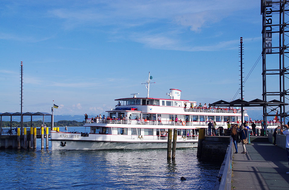 Das Schiff Karlsruhe der BSB (Bodensee-Schiffsbetriebe GmbH) in Friedrichshafen