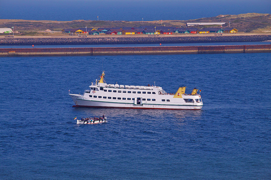 Die Lady von Büsum von Adler Schiffe liegt hier Helgoland auf der Reede