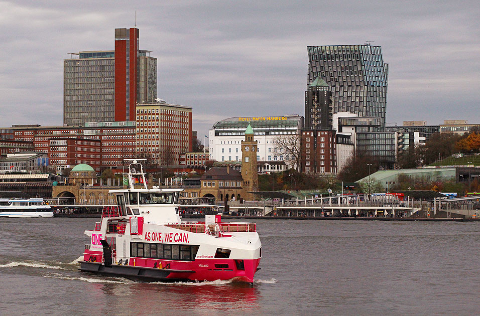 Das HADAG Schiff Neuland vor den Landungsbrücken