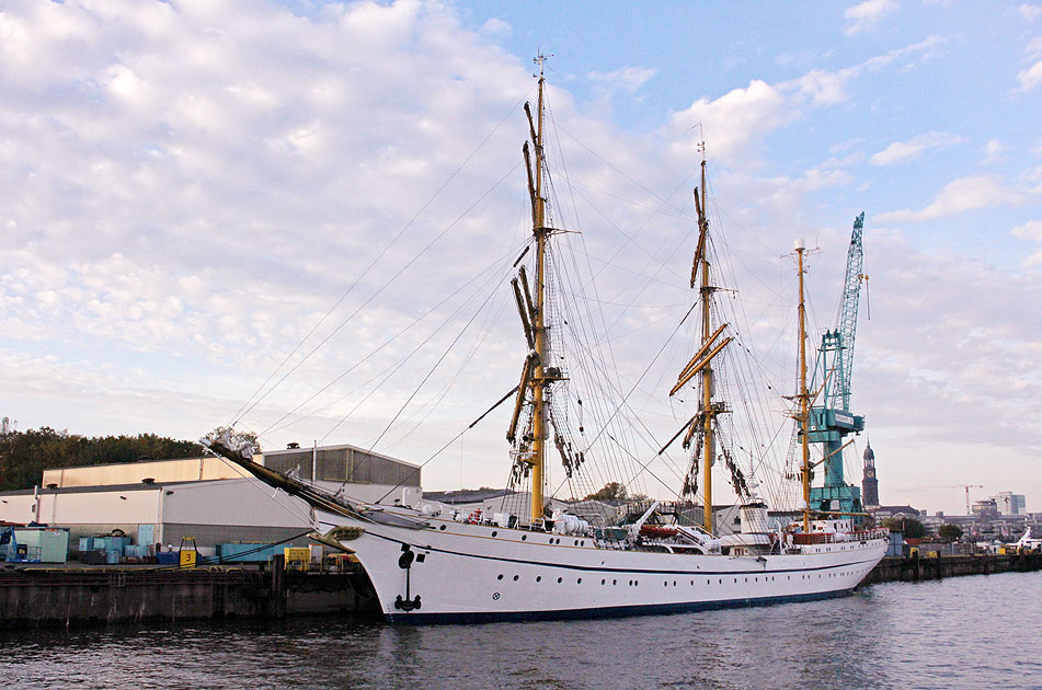 Das Segelschulschiff Gorch Fock im Hamburger Hafen