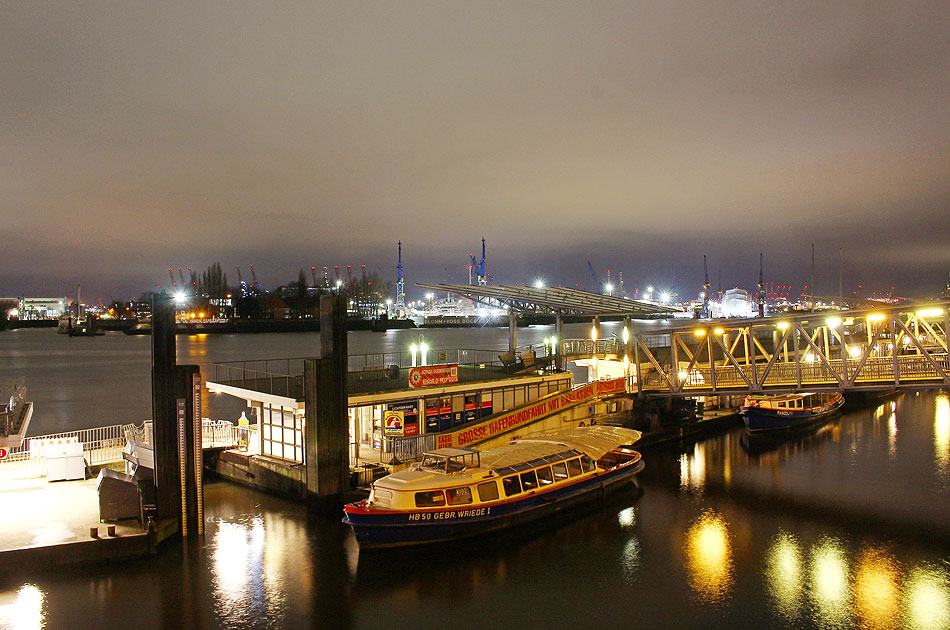 Eine Barkasse an den St. Pauli Landungsbrücken in Hamburg