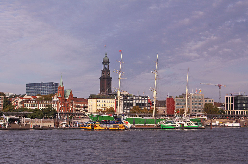 Die Rickmer Rickmers an den St. Paul Landungsbrücken in Hamburg