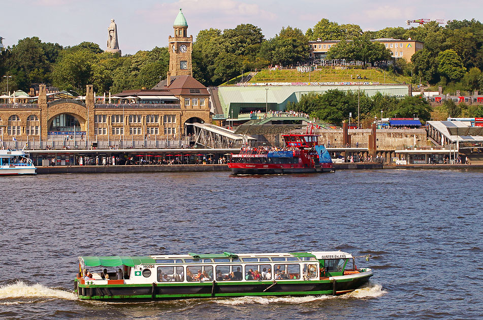 Die Barkasse Günter Ehlers vor den St. Pauli Landungsbrücken in Hamburg auf der Elbe
