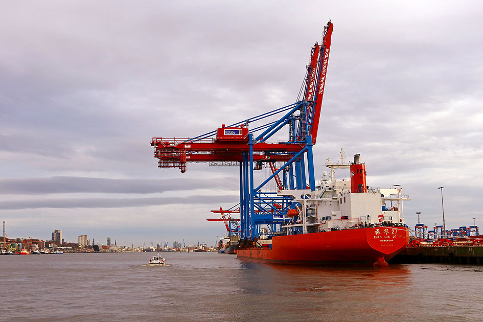 Das Schiff Zhen Hua 27 aus Hongkong am Terminal Burchardkai der HHLA in Hamburg