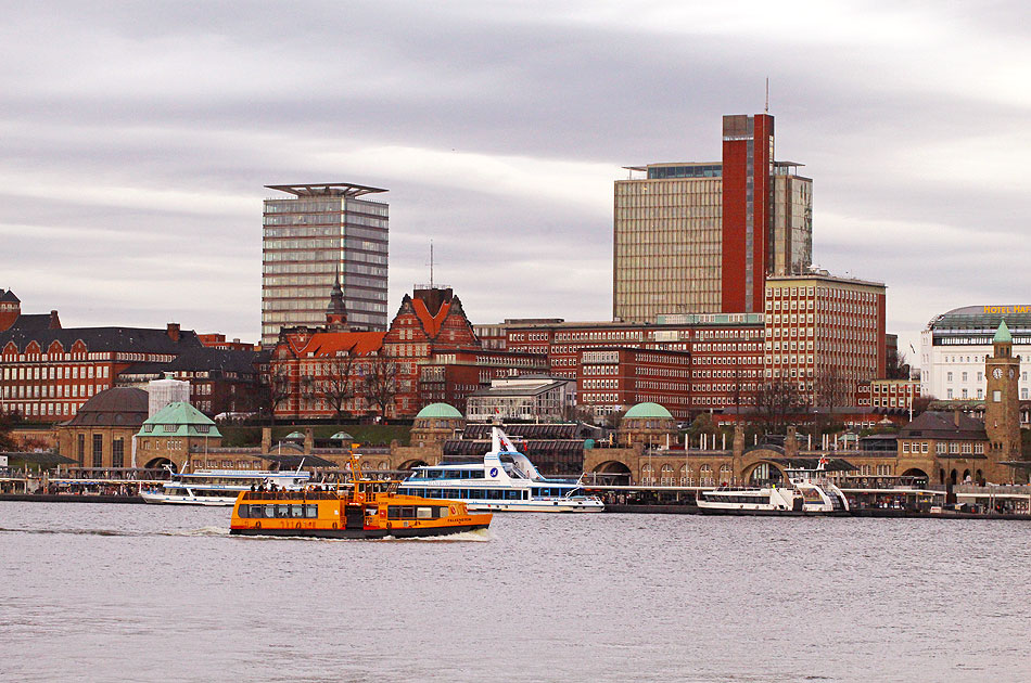 Das HADAG Schiff Falkenstein an den St. Pauli Landungsgrbr&uuml;cken