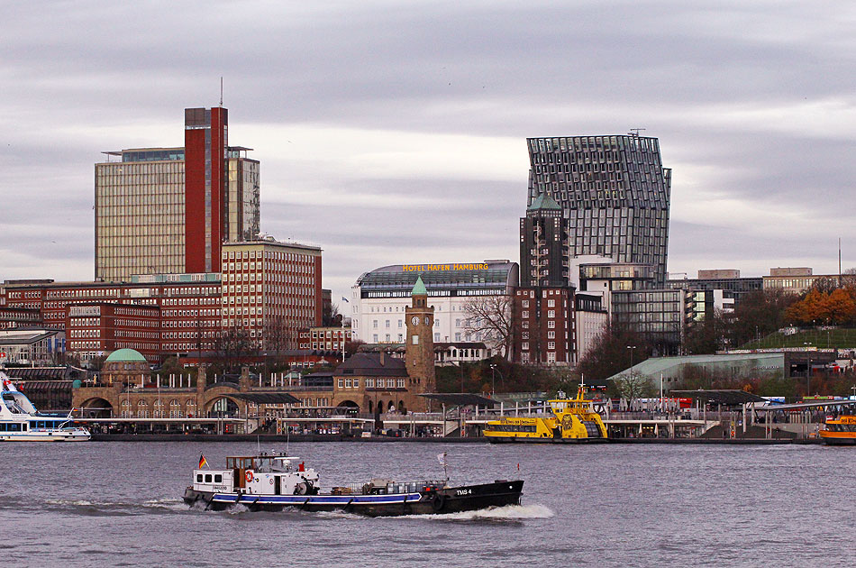 Das Schiff TMS 4 von HBS vor den St. Pauli Landungsbrücken