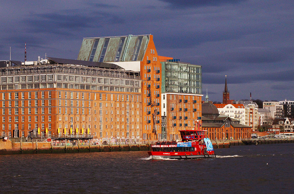 Ein HADAG Schiff vor dem Elbspeicher in Hamburg-Altona am Fischmarkt