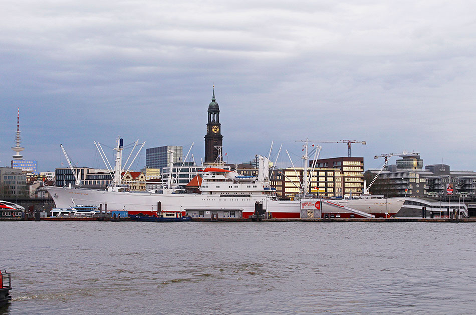Die Cap San Diego mit dem Hamburger Michel