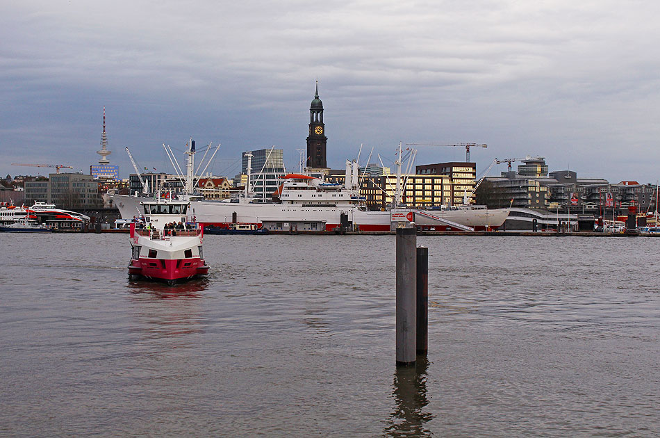 Die Cap San Diego mit dem Hamburger Michel