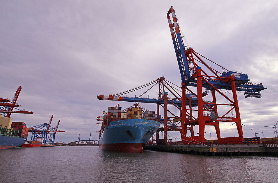 Im Waltershofer Hafen am Eurogate Container Terminal liegt das Schiff Maersk Hamburg