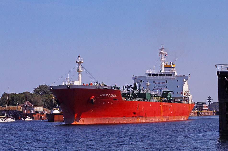 Das Schiff Songa Cosmos im Nord-Ostsee-Kanal in Kiel