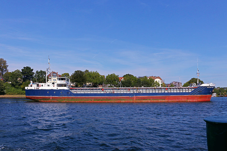 Das Schiff Shetland Trader im Nord-Ostsee-Kanal in Kiel