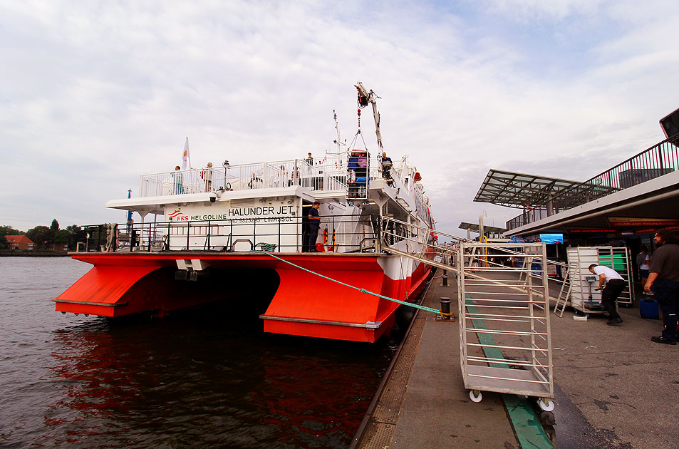 Der Halunder Jet an den Landungsbrücken in Hamburg