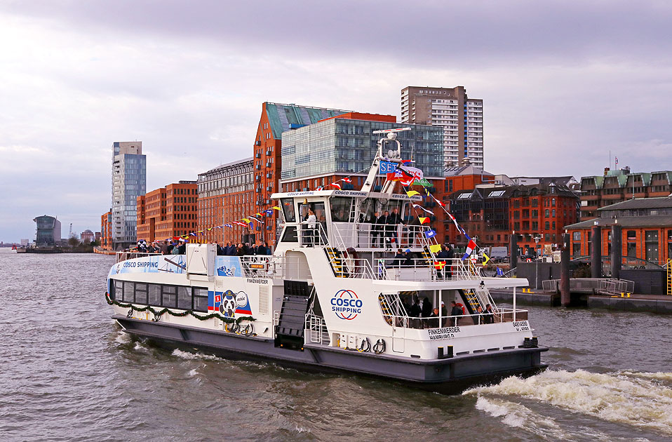 Das HADAG Schiff Finkenweder am Anleger Fischmarkt