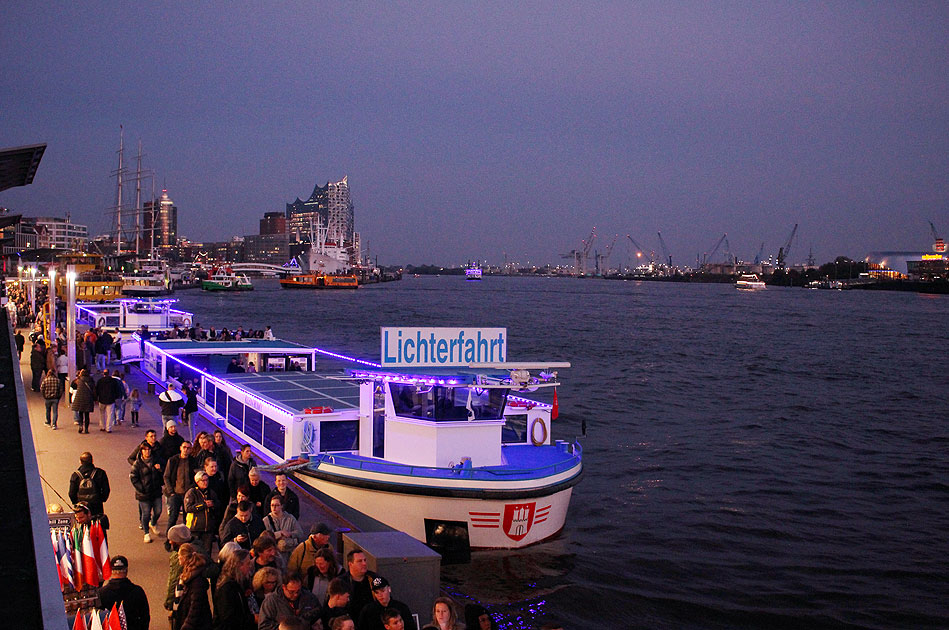 Lichterfahrt durch den Hamburger Hafen mit einem Abicht Schiff