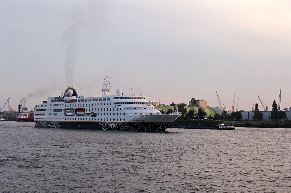 Das Kreuzfahrtschiff Hamburg von Plantours vor den Landungsbrücken