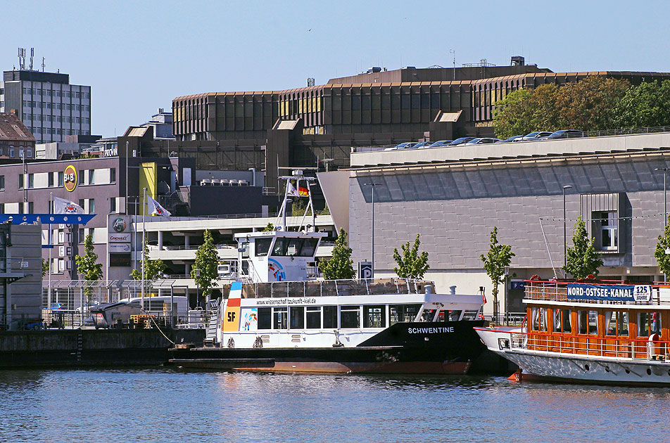 Das Kieler Fährschiff Schwentine in Kiel vor dem Hbf