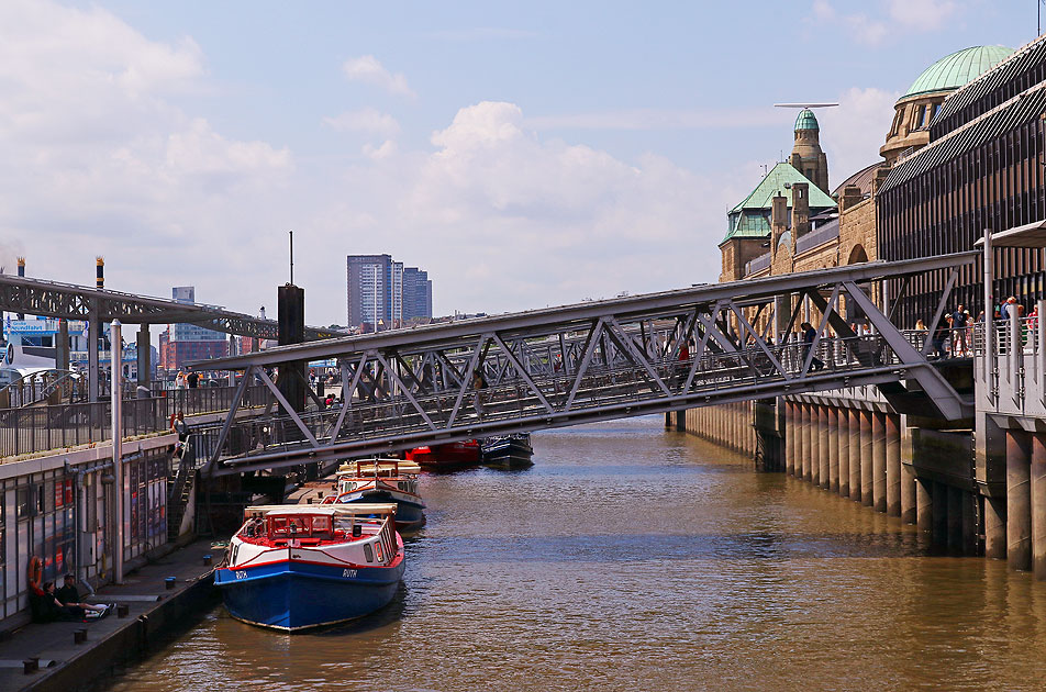 Die Barkasse Ruth vor den St. Pauli Landungsbrücken an der Brücke 4