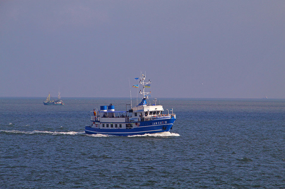 Das Schiff Jan Cux II auf der Nordsee vor Cuxhaven