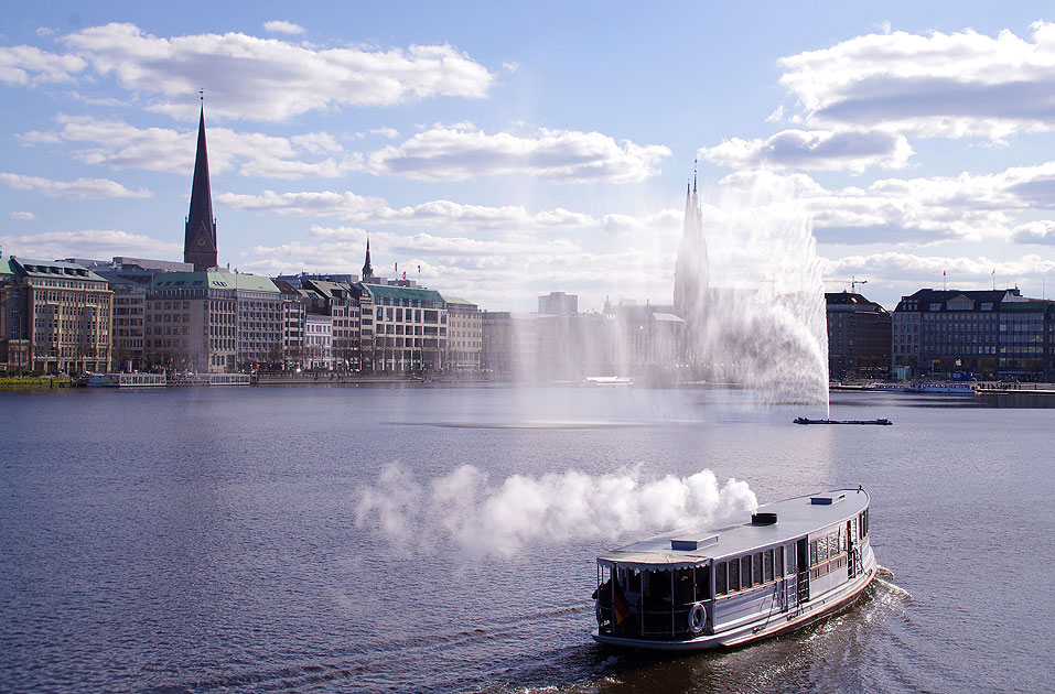 Der Alsterdampfer St. Georg auf der Binnenalster
