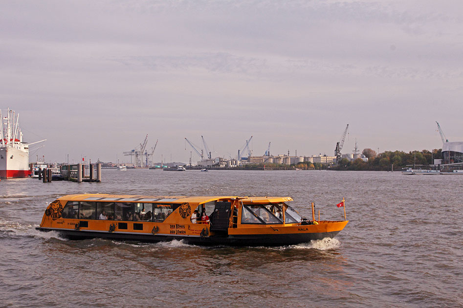 Das HADAG Schiff Nala an den St. Pauli Landungsbrücken