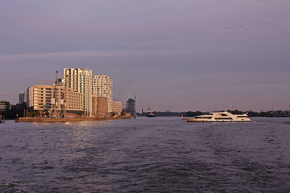 Das Abicht Schiff Fantasia auf der Elbe in Hmaburg