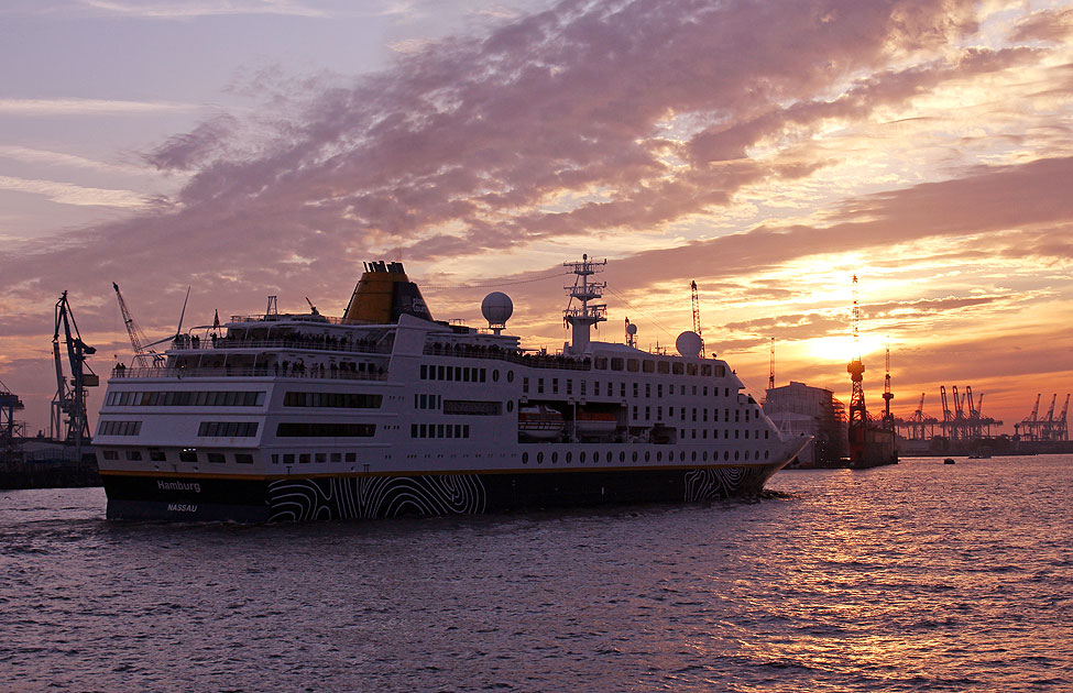 Das Kreuzfahrtschiff Hamburg von Plantours hinter den Landungsbrücken