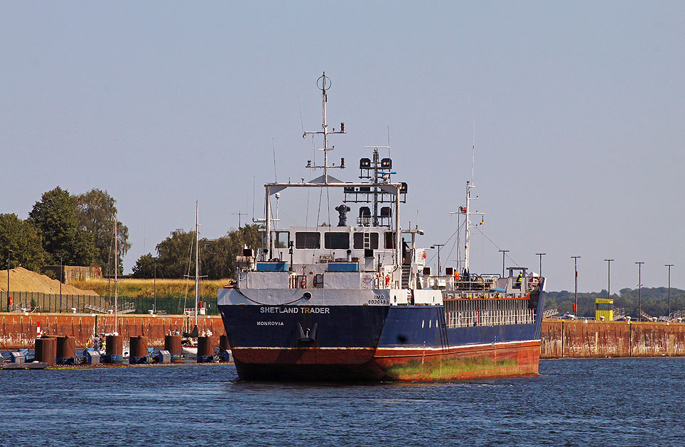 Das Schiff Shetland Trader im Nord-Ostsee-Kanal in Kiel
