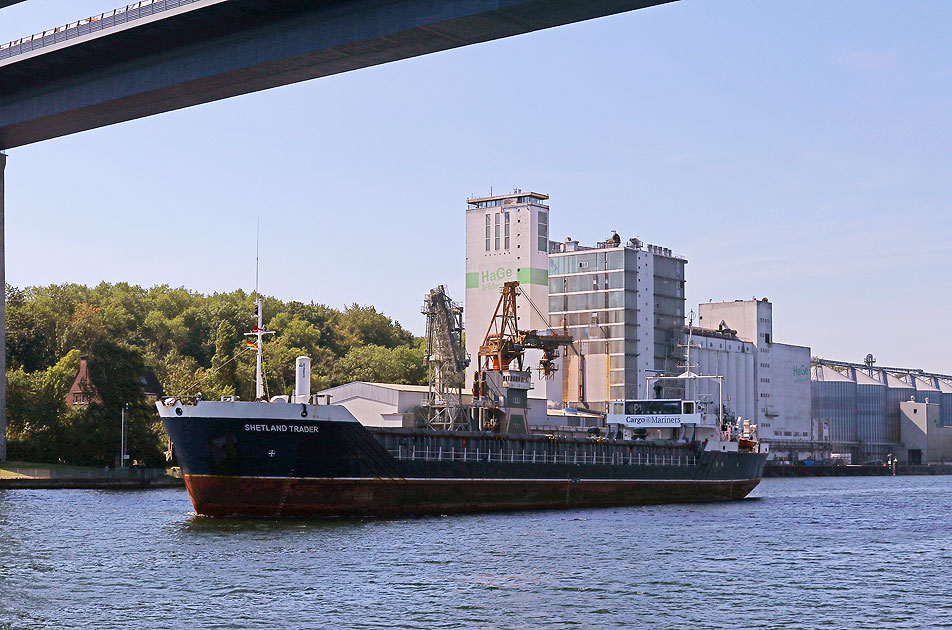 Das Schiff Shetland Trader im Nord-Ostsee-Kanal in Kiel