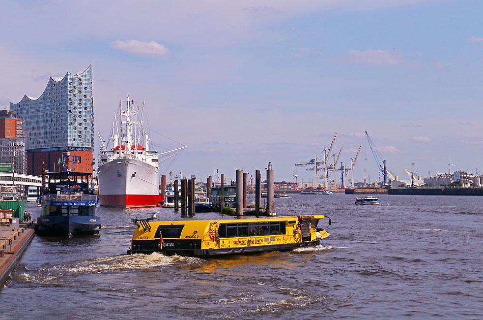 Das HADAG Schiff Reiherstieg an den St. Pauli Landungsbrücken