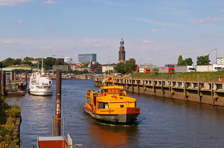 Das HADAG Schiff Wolfgang Borchert im Fährkanal in Hamburg