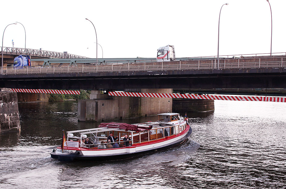 Die Barkasse Tanja im Hamburger Hafen an der Argentinienbrücke