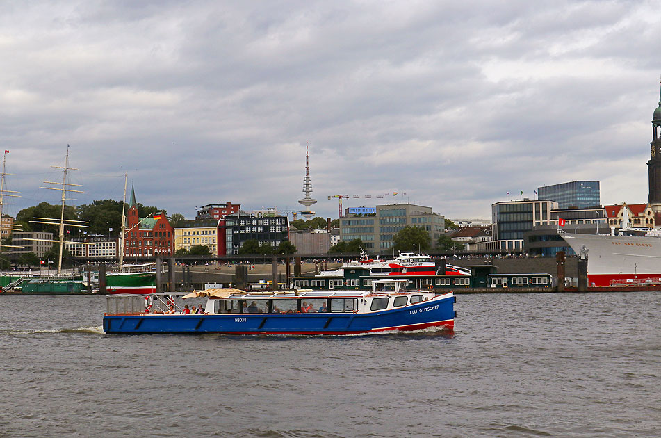 Die Barkasse Elli Glitscher auf der Elbe vor den St. Pauli Landungsbrücken