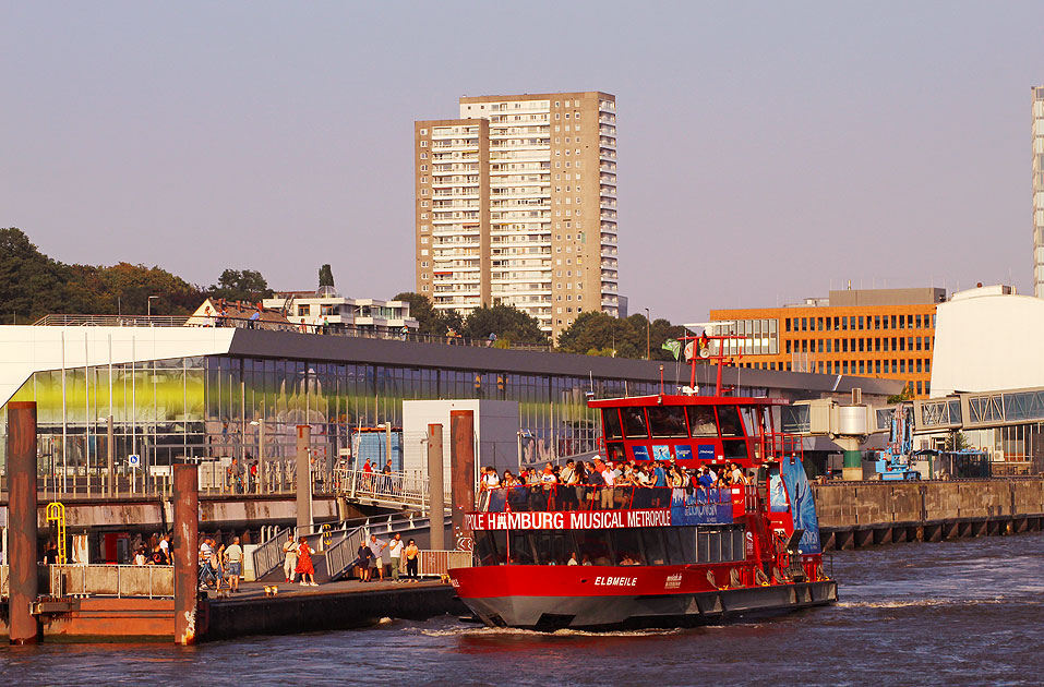 Das HADAG-Schiff Elbmeile am Anleger Dockland