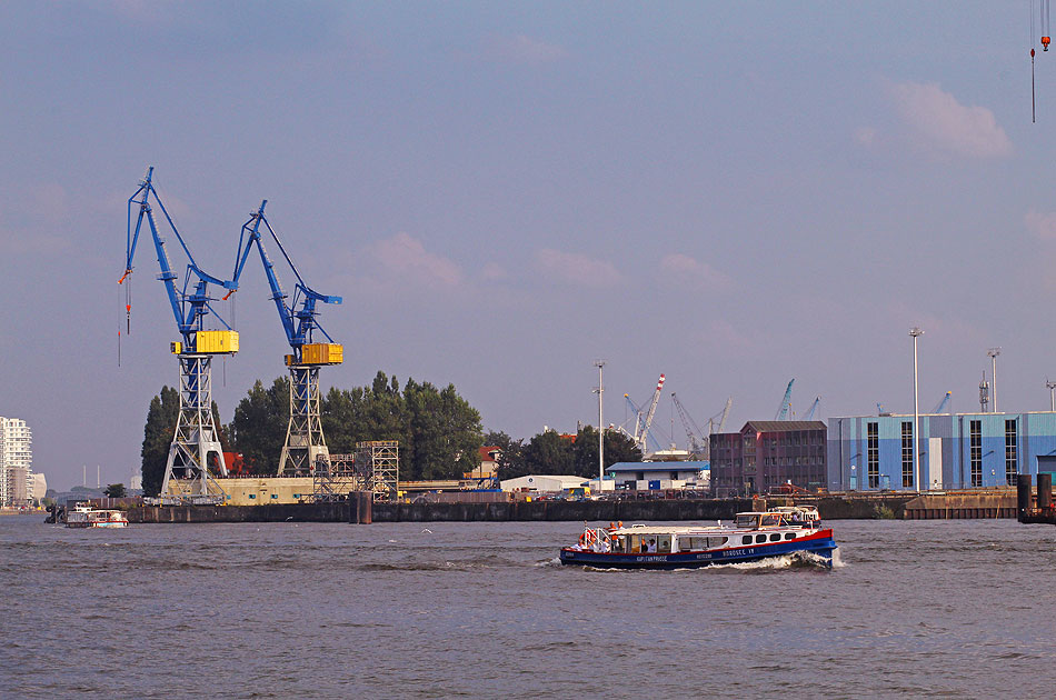 Die Barkasse Nordsee IV auf der Elbe in Hamburg