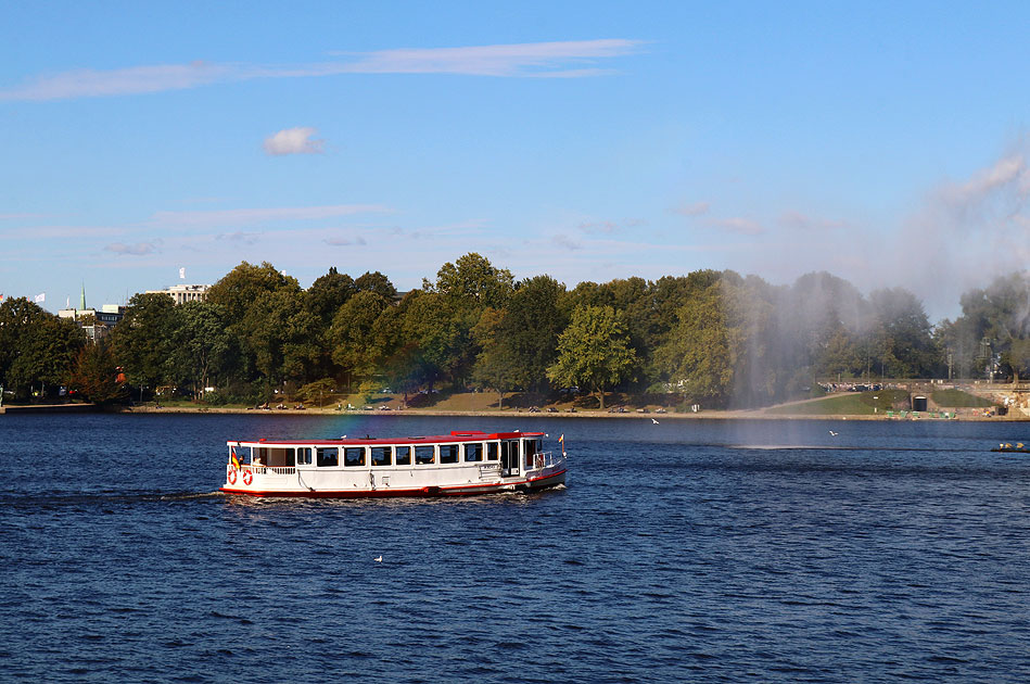Der Alsterdampfer Saselbek auf der Binnenalster in Hamburg