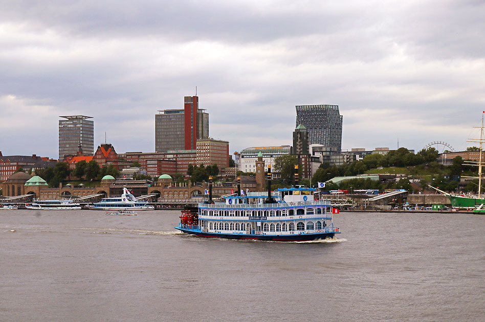 Das Abicht Schiff MS Louisiana Star vor den St. Pauli Landungsbrücken in Hamburg
