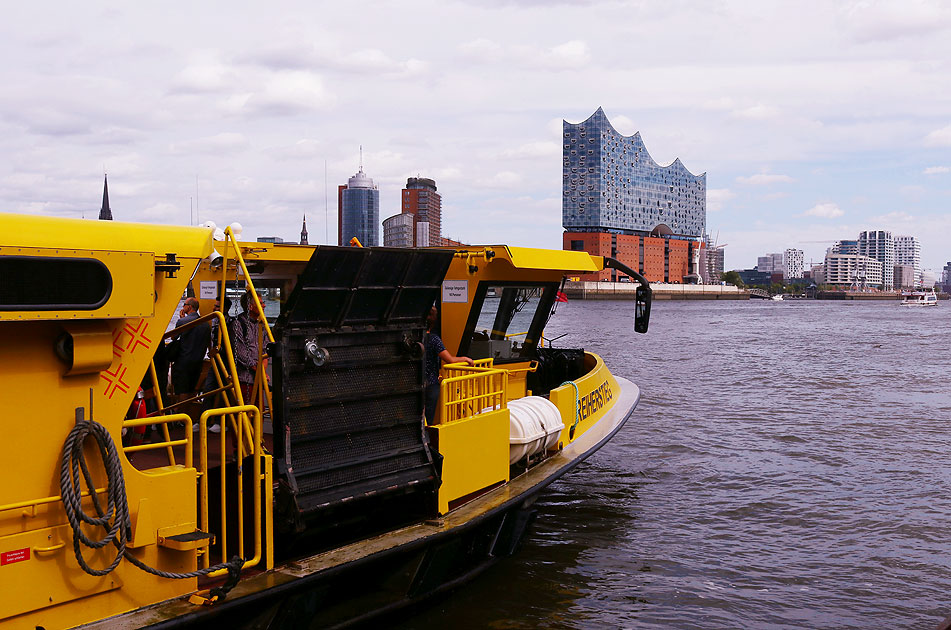 Das HADAG Schiff Reiherstieg am Anleger Theater im Hafen in Hamburg