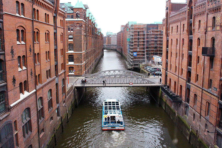 Die Barkasse Iris Abicht in der Speicherstadt in Hamburg