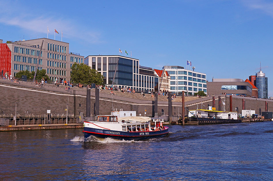 Die Barkasse Nordsee an den St. Pauli Landungsbrücken
