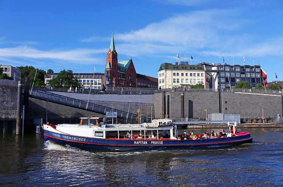 Die Barkasse Nordsee von Kapitän Prüsse an den St. Pauli Landungsbrücken