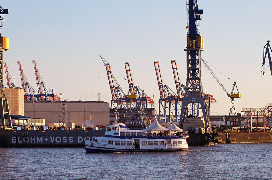 Der Blick von den Landungsbr&uuml;cken auf das Partyschiff Tonne, Blohm + Voss und Hafenkr&auml;ne