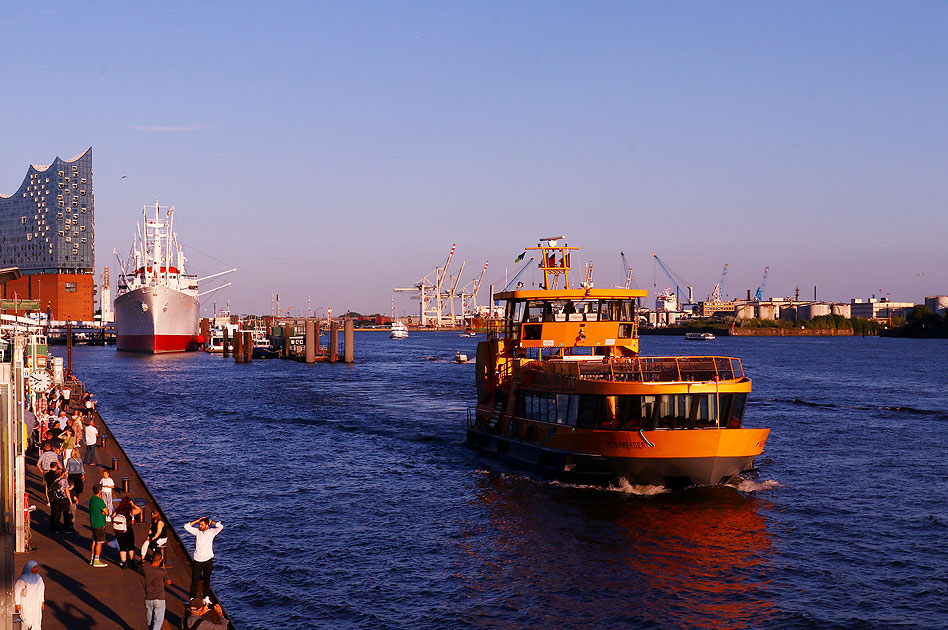 Die HADAG Altenwerder an den St. Pauli Landungsbrücken in Hamburg