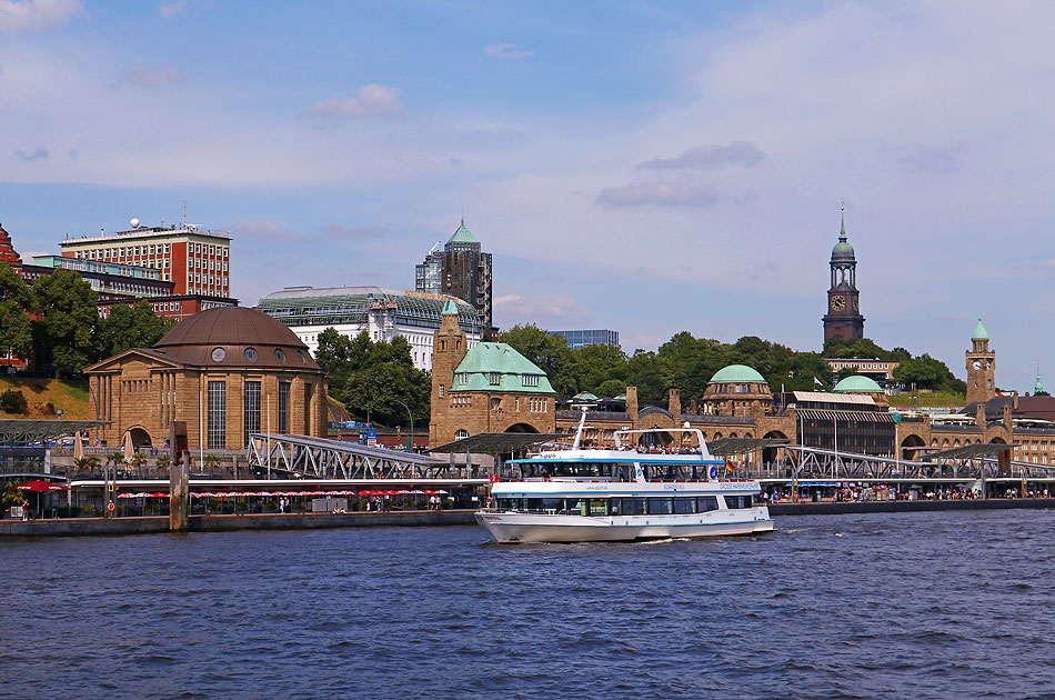 Das Abicht Schiff MS Elbkristall in Hamburg auf der Elbe vor den Landungsbrücken